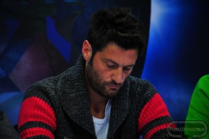 Filippo Bisciglia concentratissimo al tavolo: riuscirà ad evitare l'eliminazione, oggi??