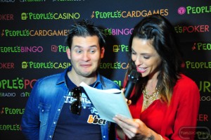 Gianluca Cabitza tenta di rispondere alle domande del “People’s Poker Quiz”, proposto dalla nostra splendida madrina Pamela Camassa durante la tappa del PPTour di Saint-Vincent