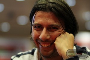 Silvio 'Mister_Sly' Crisari, sorridente come sempre, ai tavoli del People's Poker Tour