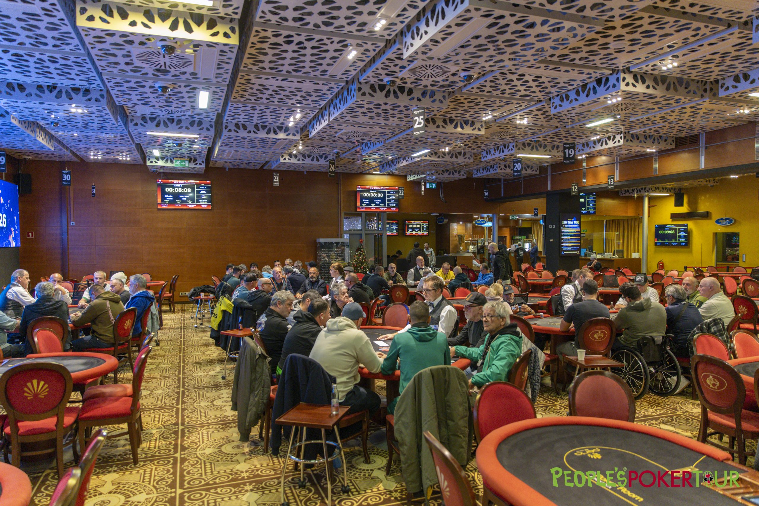 Video e Foto – Komjanc chiude da leader il Day1E: 30 i qualificati e definiti i 4 chip leader bonus